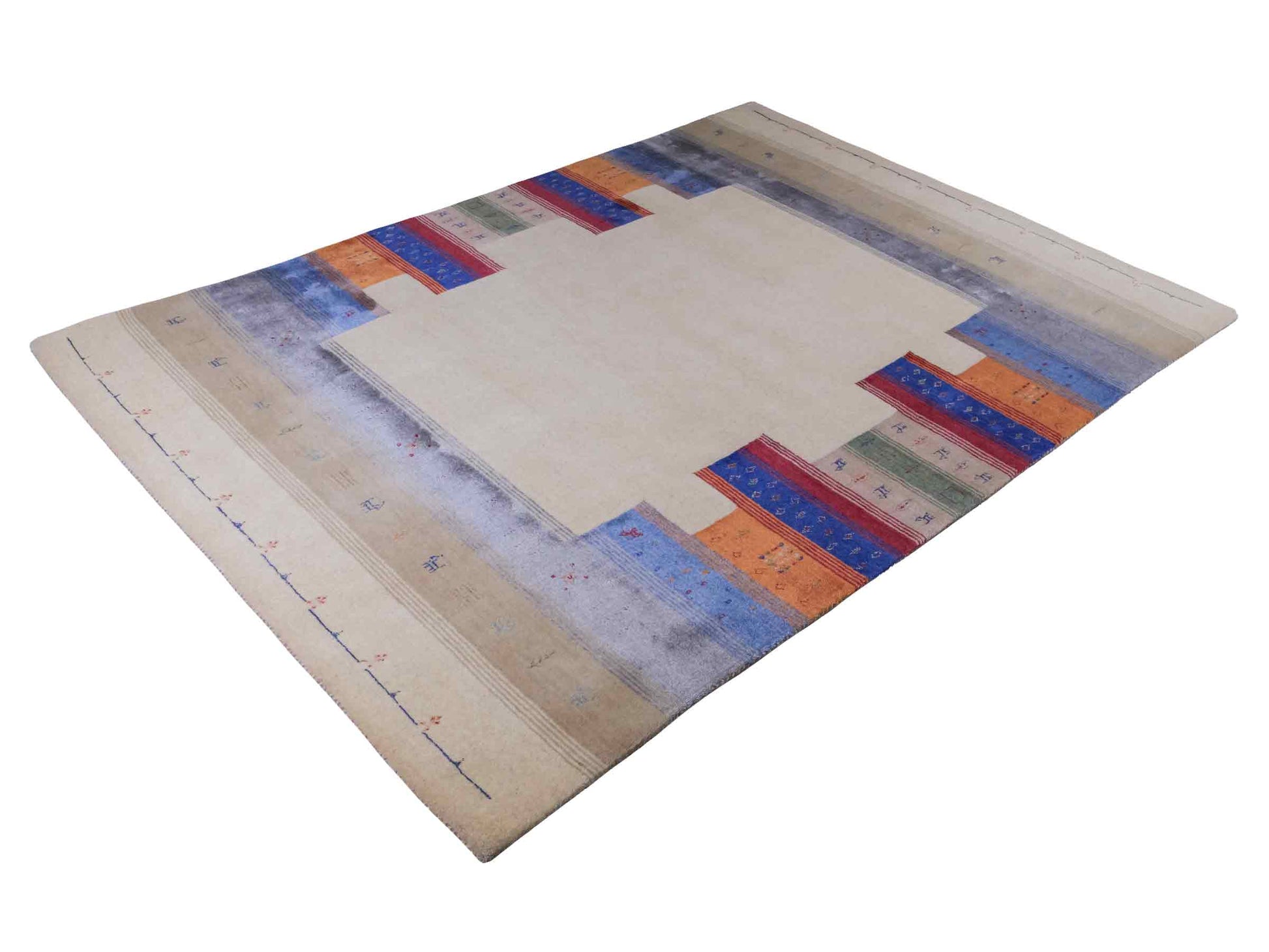 Moderner, Handloom Lori Gabbeh Orientteppich von Khademi aus Wolle mit Bambusseide, cremeweiß, beige, mehrfarbig. Nomaden-Design. Produziert in Indien. Größe: 241x169cm. Teppichnummer: KB4-1809. Verkauf durch Jupiter Intl.