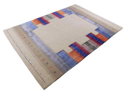 Moderner, Handloom Lori Gabbeh Orientteppich von Khademi aus Wolle mit Bambusseide, cremeweiß, beige, mehrfarbig. Nomaden-Design. Produziert in Indien. Größe: 241x169cm. Teppichnummer: KB4-1809. Verkauf durch Jupiter Intl.