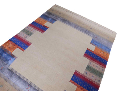 Moderner, Handloom Lori Gabbeh Orientteppich von Khademi aus Wolle mit Bambusseide, cremeweiß, beige, mehrfarbig. Nomaden-Design. Produziert in Indien. Größe: 241x169cm. Teppichnummer: KB4-1809. Verkauf durch Jupiter Intl.