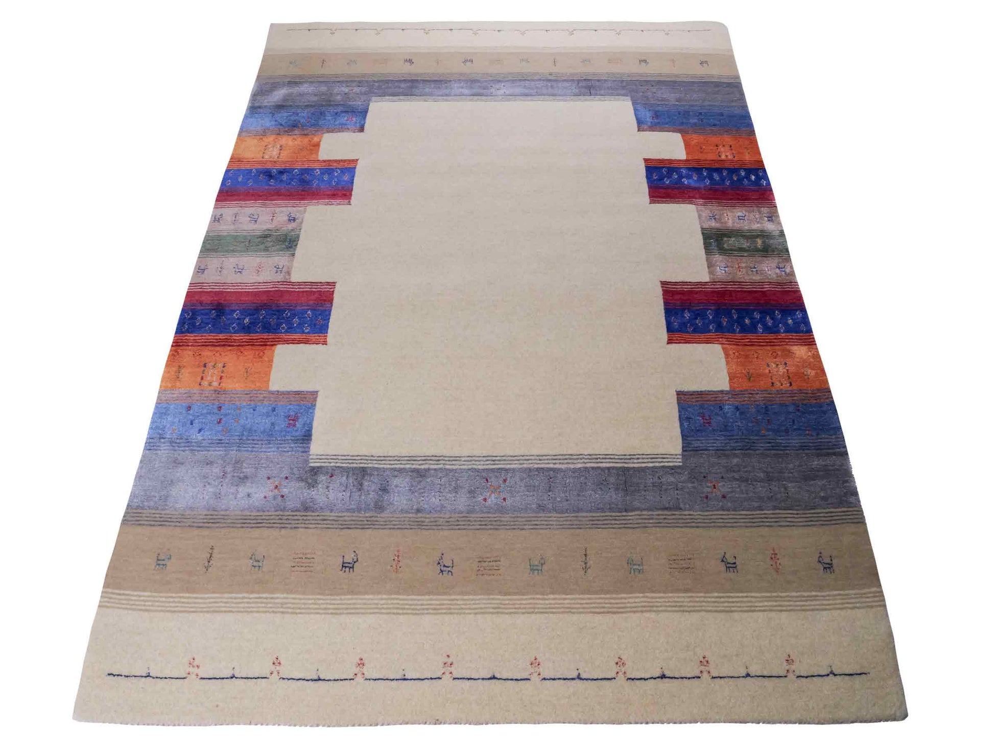 Moderner, Handloom Lori Gabbeh Orientteppich von Khademi aus Wolle mit Bambusseide, cremeweiß, beige, mehrfarbig. Nomaden-Design. Produziert in Indien. Größe: 241x169cm. Teppichnummer: KB4-1809. Verkauf durch Jupiter Intl.