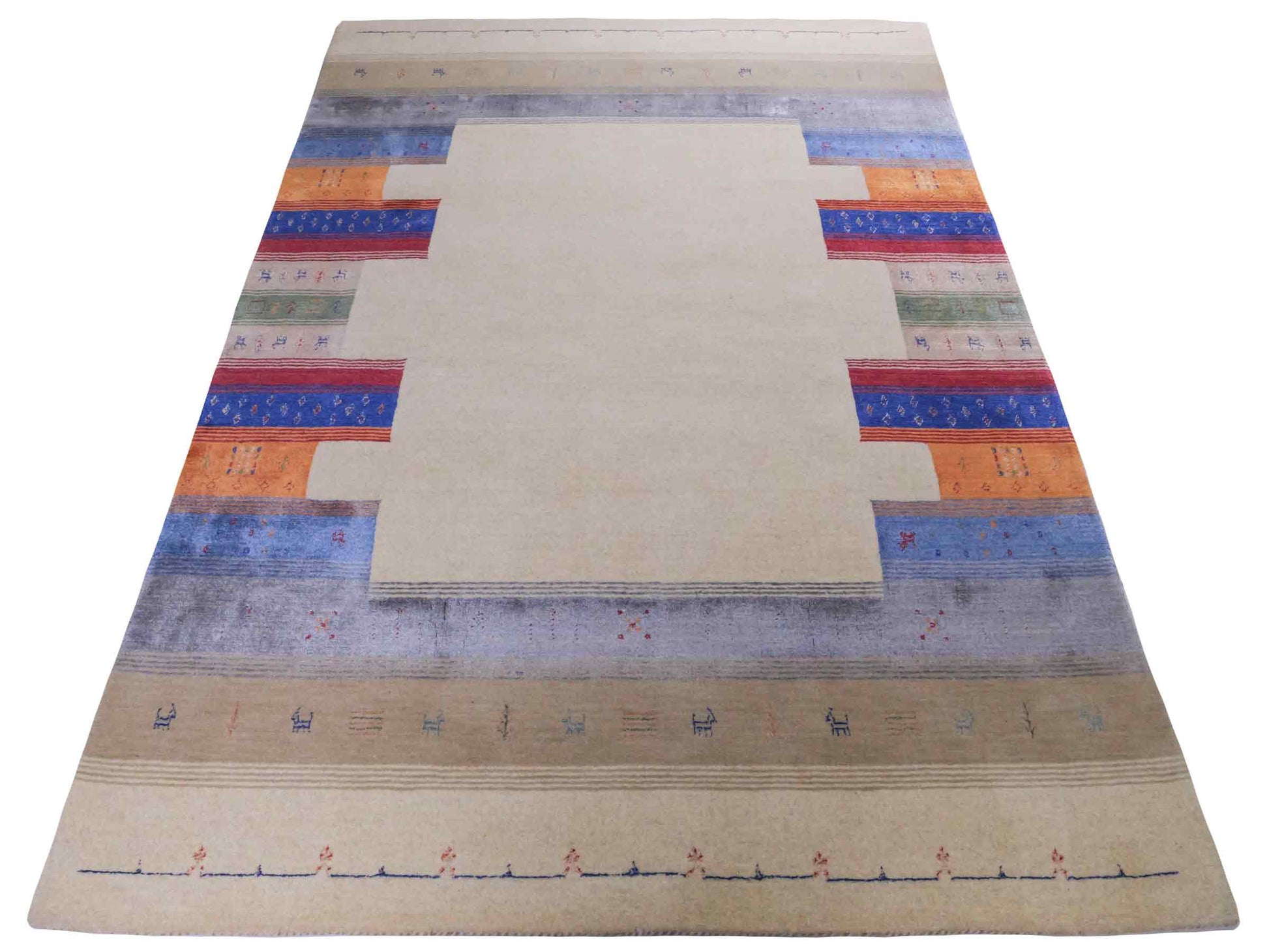 Moderner, Handloom Lori Gabbeh Orientteppich von Khademi aus Wolle mit Bambusseide, cremeweiß, beige, mehrfarbig. Nomaden-Design. Produziert in Indien. Größe: 241x169cm. Teppichnummer: KB4-1809. Verkauf durch Jupiter Intl.