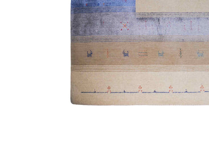 Moderner, Handloom Lori Gabbeh Orientteppich von Khademi aus Wolle mit Bambusseide, cremeweiß, beige, mehrfarbig. Nomaden-Design. Produziert in Indien. Größe: 241x169cm. Teppichnummer: KB4-1809. Verkauf durch Jupiter Intl.