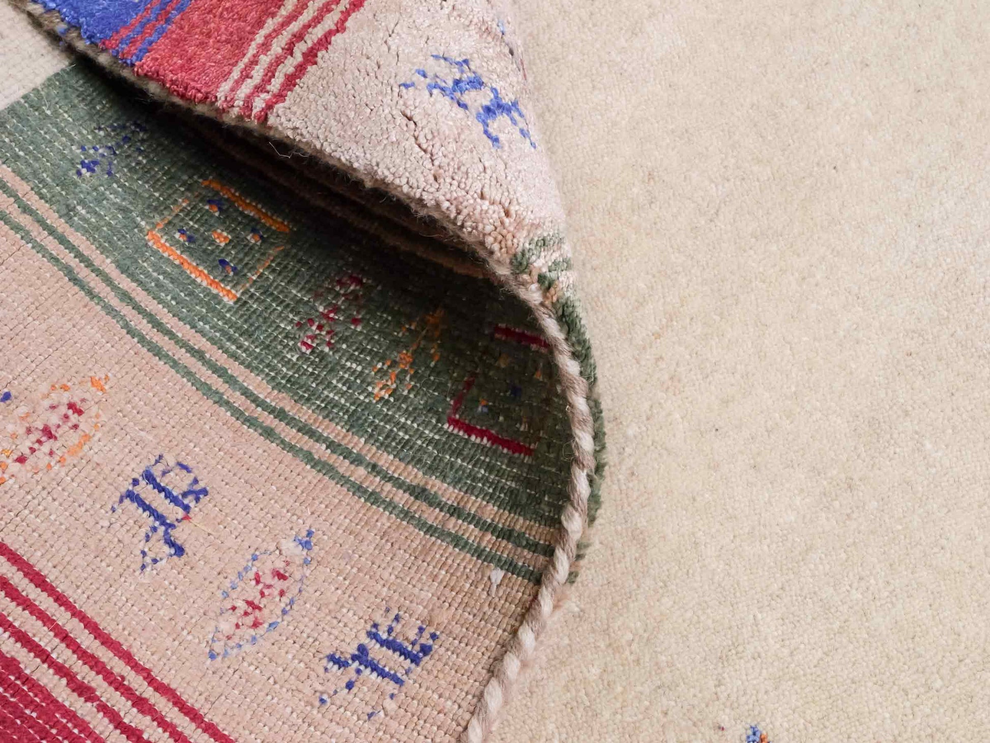 Moderner, Handloom Lori Gabbeh Orientteppich von Khademi aus Wolle mit Bambusseide, cremeweiß, beige, mehrfarbig. Nomaden-Design. Produziert in Indien. Größe: 241x169cm. Teppichnummer: KB4-1809. Verkauf durch Jupiter Intl.