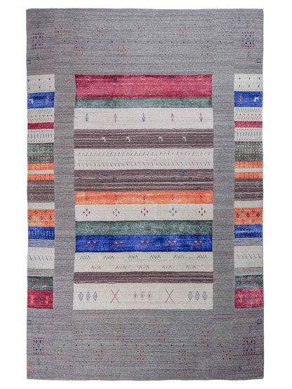 Moderner, Handloom Lori Gabbeh Orientteppich von Khademi aus Wolle mit Bambusseide, grau, mehrfarbig. Nomaden-Design. Produziert in Indien. Größe: 241x169cm. Teppichnummer: KB4-1819. Verkauf durch Jupiter Intl.