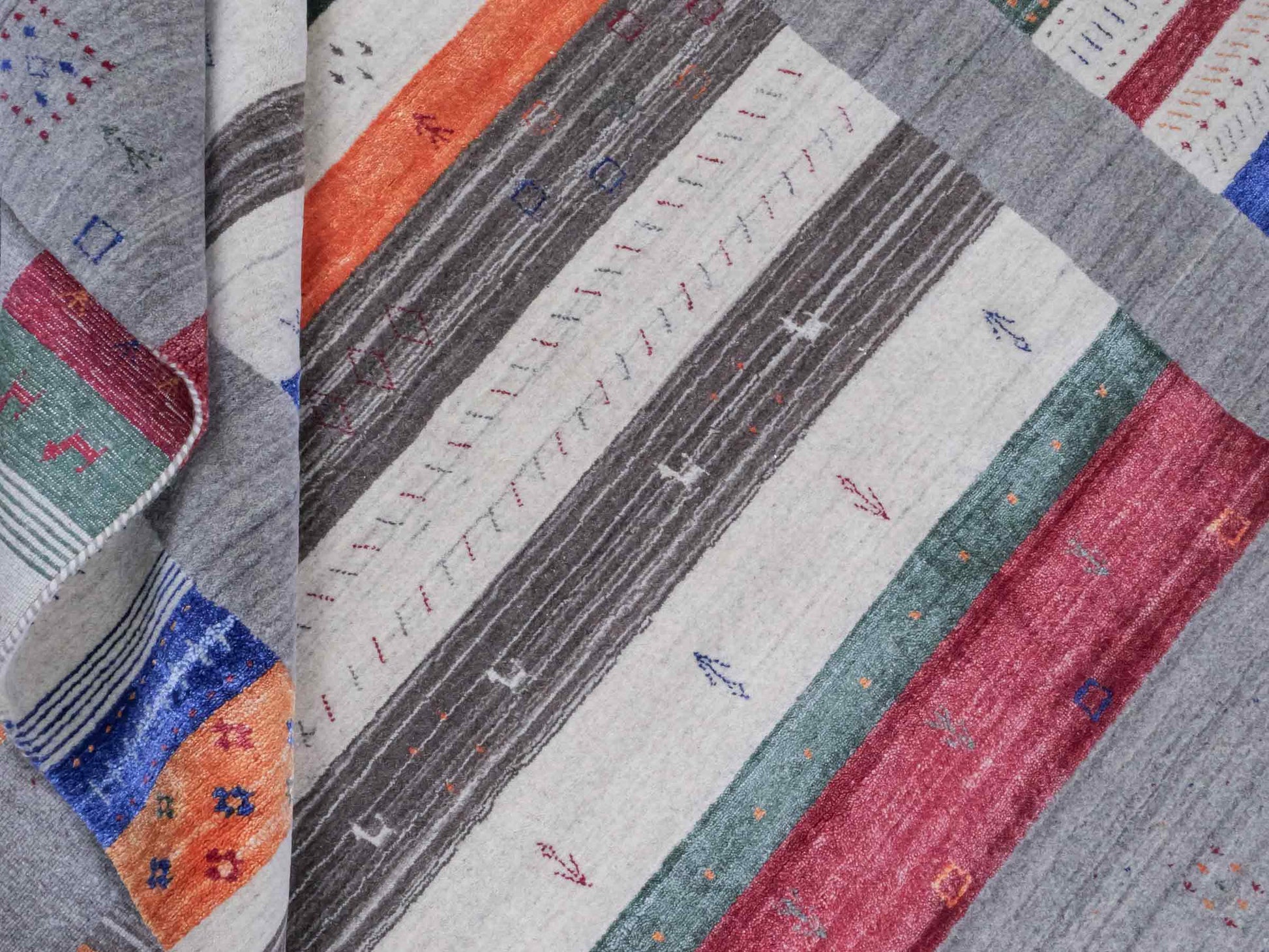 Moderner, Handloom Lori Gabbeh Orientteppich von Khademi aus Wolle mit Bambusseide, grau, mehrfarbig. Nomaden-Design. Produziert in Indien. Größe: 241x169cm. Teppichnummer: KB4-1819. Verkauf durch Jupiter Intl.