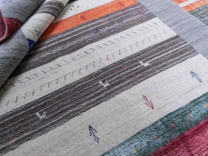 Moderner, Handloom Lori Gabbeh Orientteppich von Khademi aus Wolle mit Bambusseide, grau, mehrfarbig. Nomaden-Design. Produziert in Indien. Größe: 241x169cm. Teppichnummer: KB4-1819. Verkauf durch Jupiter Intl.