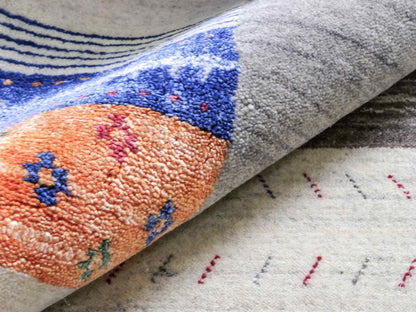 Moderner, Handloom Lori Gabbeh Orientteppich von Khademi aus Wolle mit Bambusseide, grau, mehrfarbig. Nomaden-Design. Produziert in Indien. Größe: 241x169cm. Teppichnummer: KB4-1819. Verkauf durch Jupiter Intl.