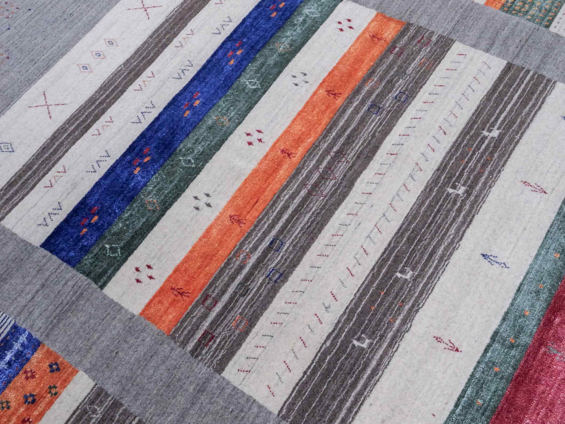 Moderner, Handloom Lori Gabbeh Orientteppich von Khademi aus Wolle mit Bambusseide, grau, mehrfarbig. Nomaden-Design. Produziert in Indien. Größe: 241x169cm. Teppichnummer: KB4-1819. Verkauf durch Jupiter Intl.