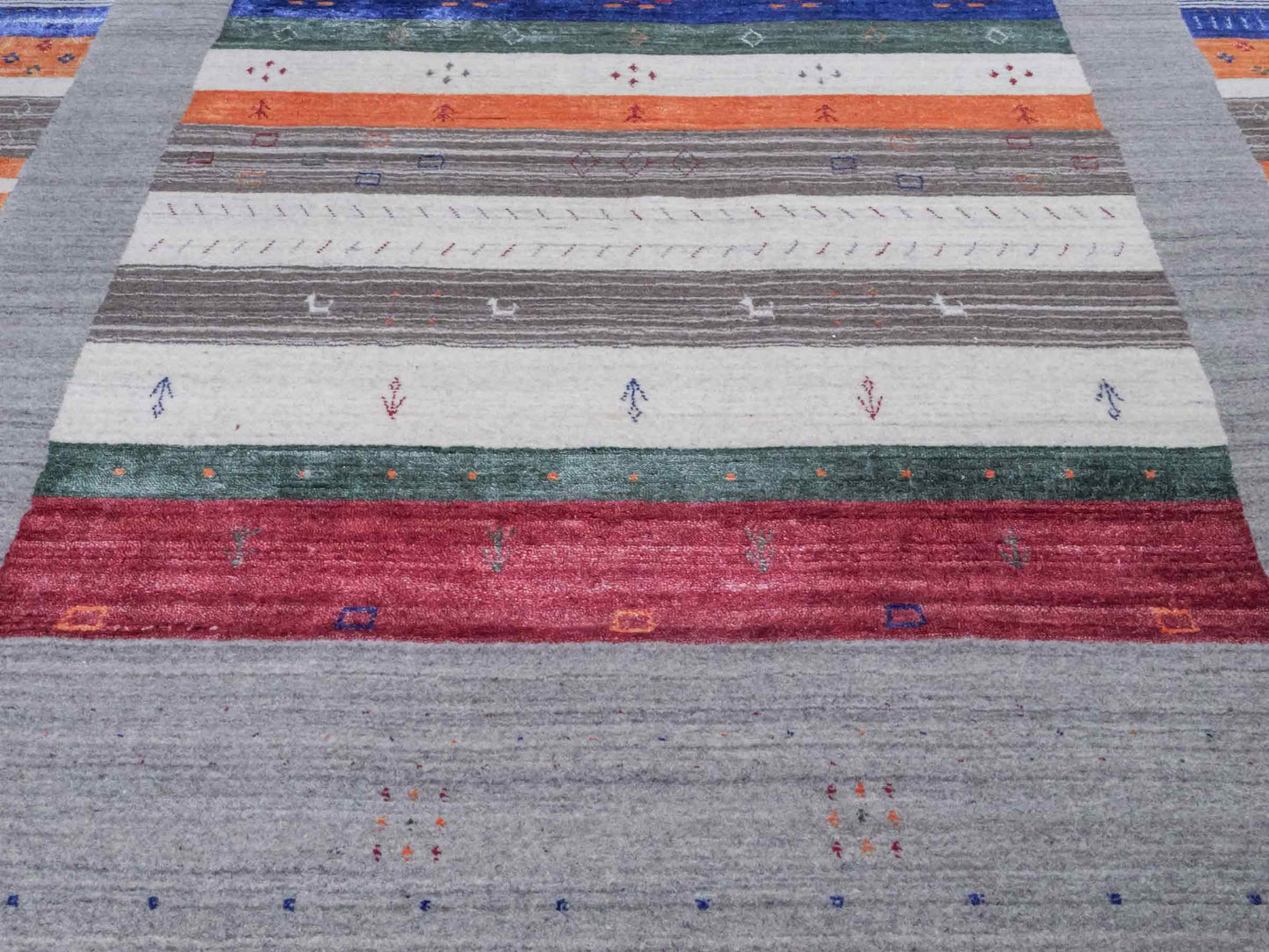 Moderner, Handloom Lori Gabbeh Orientteppich von Khademi aus Wolle mit Bambusseide, grau, mehrfarbig. Nomaden-Design. Produziert in Indien. Größe: 241x169cm. Teppichnummer: KB4-1819. Verkauf durch Jupiter Intl.