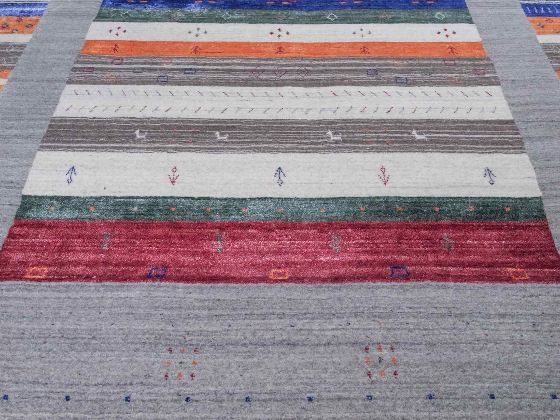 Moderner, Handloom Lori Gabbeh Orientteppich von Khademi aus Wolle mit Bambusseide, grau, mehrfarbig. Nomaden-Design. Produziert in Indien. Größe: 241x169cm. Teppichnummer: KB4-1819. Verkauf durch Jupiter Intl.