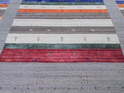 Moderner, Handloom Lori Gabbeh Orientteppich von Khademi aus Wolle mit Bambusseide, grau, mehrfarbig. Nomaden-Design. Produziert in Indien. Größe: 241x169cm. Teppichnummer: KB4-1819. Verkauf durch Jupiter Intl.