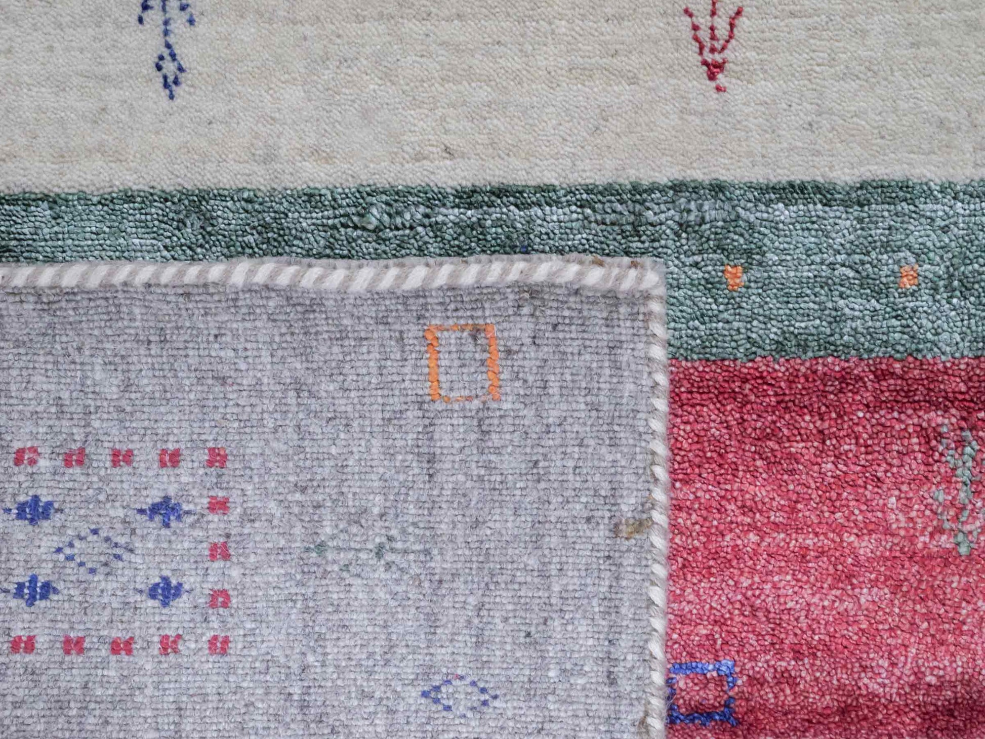 Moderner, Handloom Lori Gabbeh Orientteppich von Khademi aus Wolle mit Bambusseide, grau, mehrfarbig. Nomaden-Design. Produziert in Indien. Größe: 241x169cm. Teppichnummer: KB4-1819. Verkauf durch Jupiter Intl.