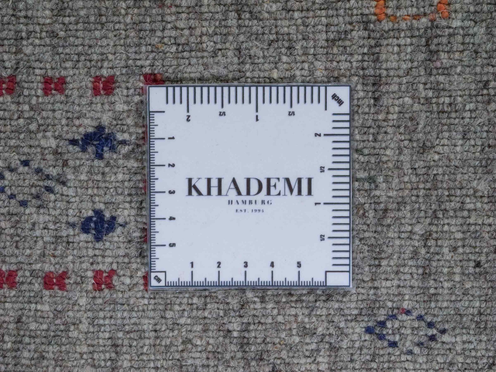 Moderner, Handloom Lori Gabbeh Orientteppich von Khademi aus Wolle mit Bambusseide, grau, mehrfarbig. Nomaden-Design. Produziert in Indien. Größe: 241x169cm. Teppichnummer: KB4-1819. Verkauf durch Jupiter Intl.