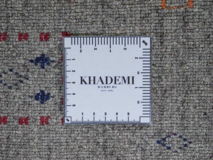 Moderner, Handloom Lori Gabbeh Orientteppich von Khademi aus Wolle mit Bambusseide, grau, mehrfarbig. Nomaden-Design. Produziert in Indien. Größe: 241x169cm. Teppichnummer: KB4-1819. Verkauf durch Jupiter Intl.