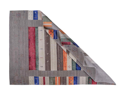 Moderner, Handloom Lori Gabbeh Orientteppich von Khademi aus Wolle mit Bambusseide, grau, mehrfarbig. Nomaden-Design. Produziert in Indien. Größe: 241x169cm. Teppichnummer: KB4-1819. Verkauf durch Jupiter Intl.