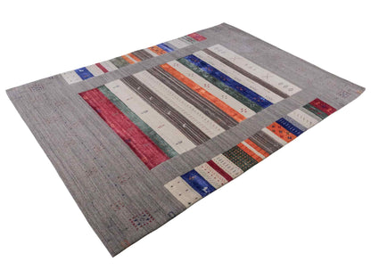 Moderner, Handloom Lori Gabbeh Orientteppich von Khademi aus Wolle mit Bambusseide, grau, mehrfarbig. Nomaden-Design. Produziert in Indien. Größe: 241x169cm. Teppichnummer: KB4-1819. Verkauf durch Jupiter Intl.