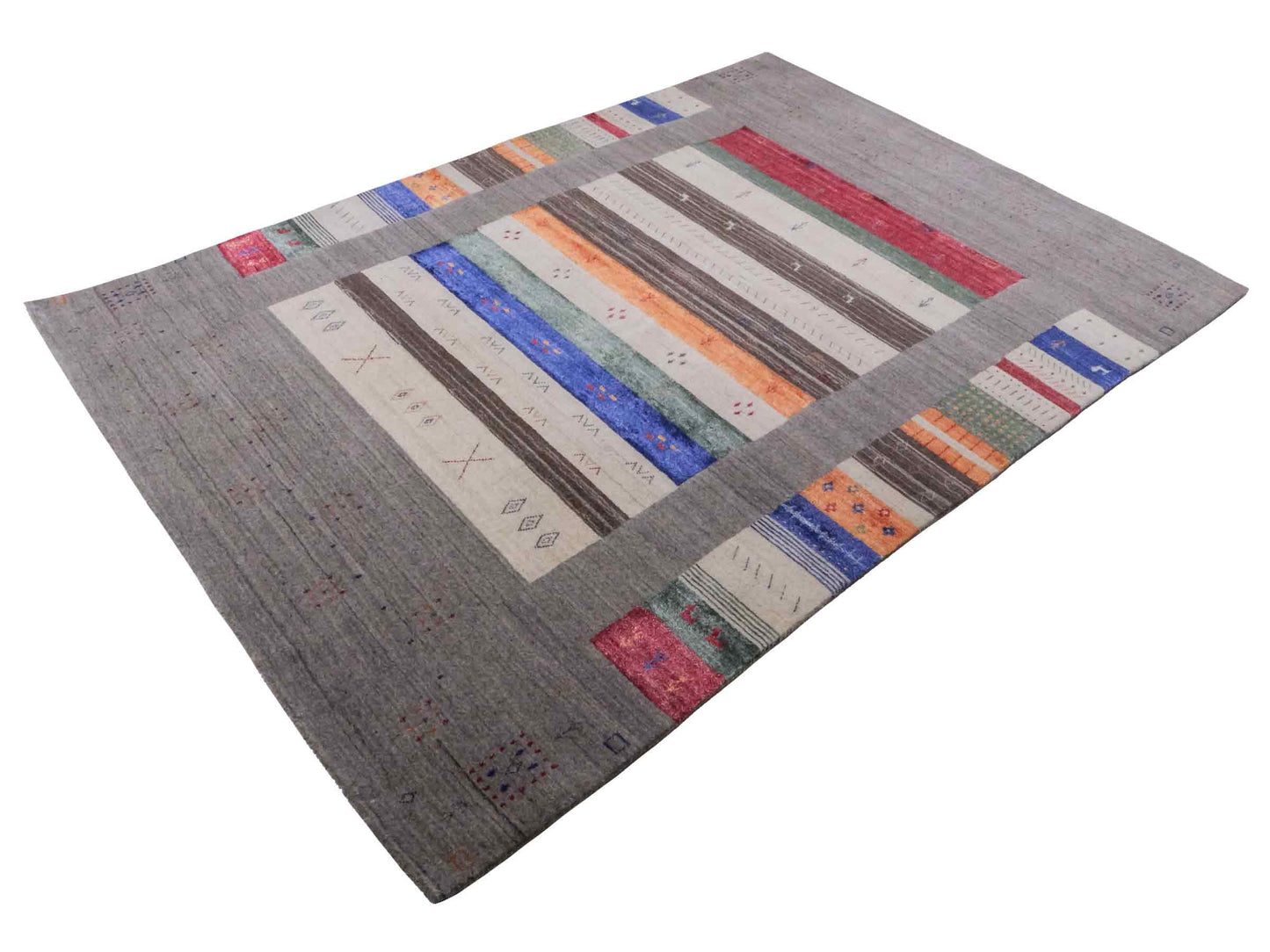 Moderner, Handloom Lori Gabbeh Orientteppich von Khademi aus Wolle mit Bambusseide, grau, mehrfarbig. Nomaden-Design. Produziert in Indien. Größe: 241x169cm. Teppichnummer: KB4-1819. Verkauf durch Jupiter Intl.