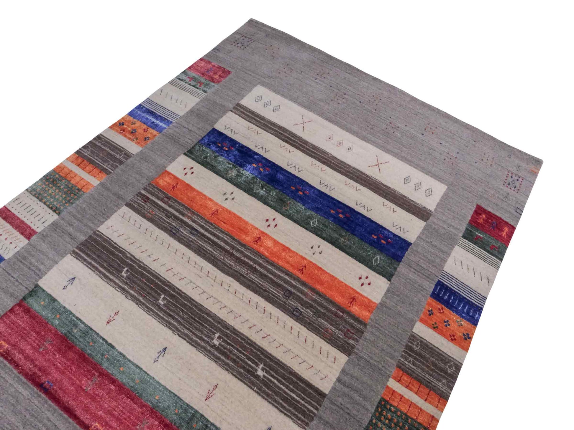 Moderner, Handloom Lori Gabbeh Orientteppich von Khademi aus Wolle mit Bambusseide, grau, mehrfarbig. Nomaden-Design. Produziert in Indien. Größe: 241x169cm. Teppichnummer: KB4-1819. Verkauf durch Jupiter Intl.