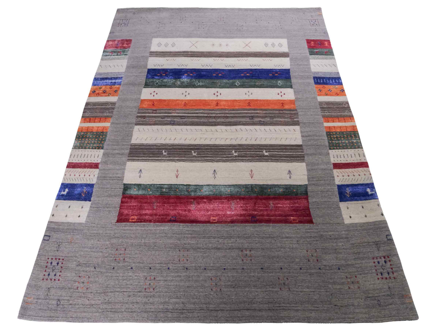 Moderner, Handloom Lori Gabbeh Orientteppich von Khademi aus Wolle mit Bambusseide, grau, mehrfarbig. Nomaden-Design. Produziert in Indien. Größe: 241x169cm. Teppichnummer: KB4-1819. Verkauf durch Jupiter Intl.