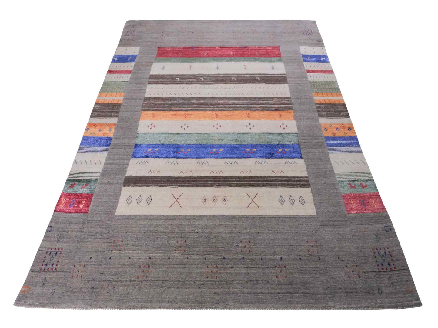 Moderner, Handloom Lori Gabbeh Orientteppich von Khademi aus Wolle mit Bambusseide, grau, mehrfarbig. Nomaden-Design. Produziert in Indien. Größe: 241x169cm. Teppichnummer: KB4-1819. Verkauf durch Jupiter Intl.