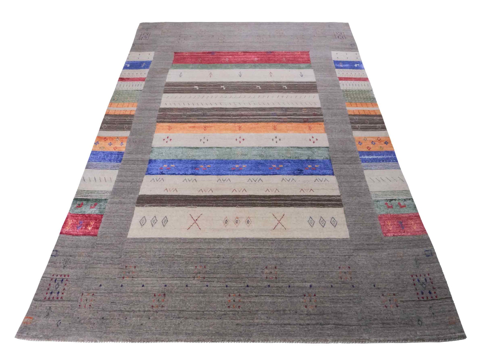 Moderner, Handloom Lori Gabbeh Orientteppich von Khademi aus Wolle mit Bambusseide, grau, mehrfarbig. Nomaden-Design. Produziert in Indien. Größe: 241x169cm. Teppichnummer: KB4-1819. Verkauf durch Jupiter Intl.