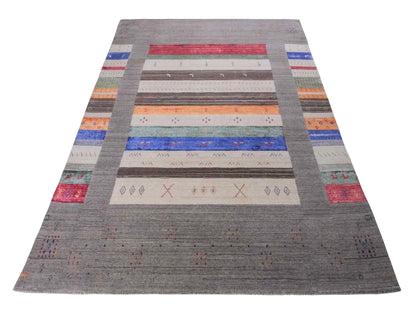 Moderner, Handloom Lori Gabbeh Orientteppich von Khademi aus Wolle mit Bambusseide, grau, mehrfarbig. Nomaden-Design. Produziert in Indien. Größe: 241x169cm. Teppichnummer: KB4-1819. Verkauf durch Jupiter Intl.