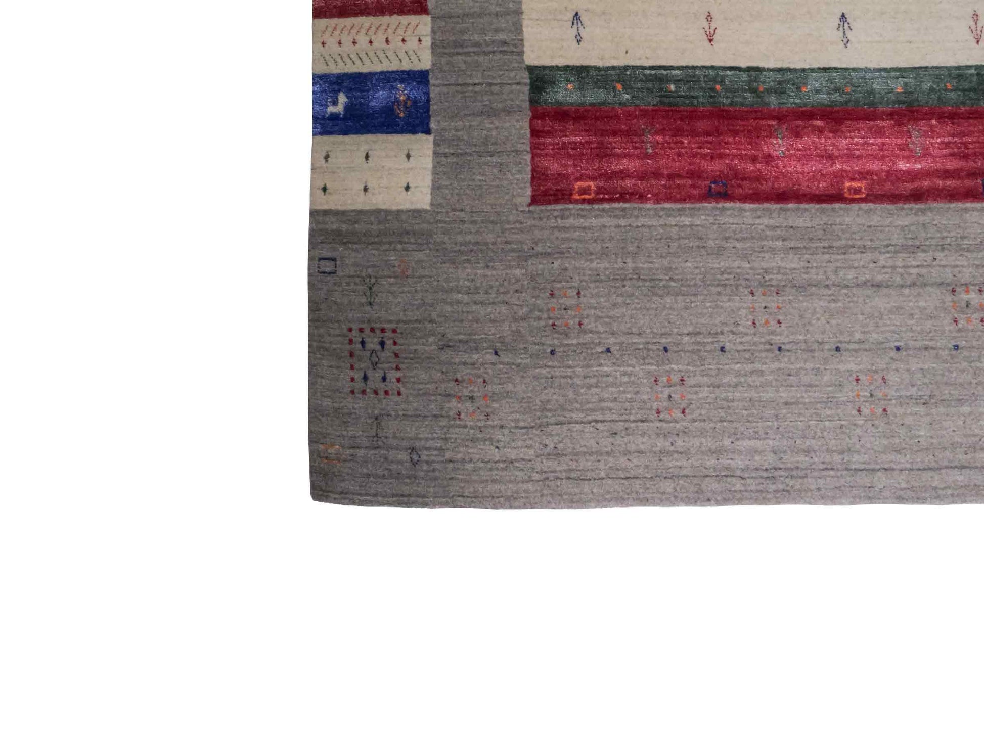 Moderner, Handloom Lori Gabbeh Orientteppich von Khademi aus Wolle mit Bambusseide, grau, mehrfarbig. Nomaden-Design. Produziert in Indien. Größe: 241x169cm. Teppichnummer: KB4-1819. Verkauf durch Jupiter Intl.