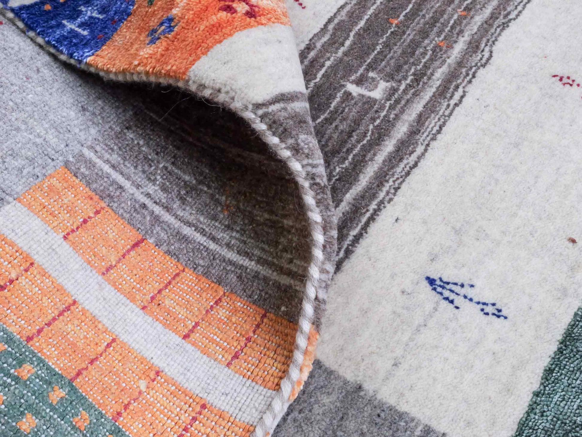 Moderner, Handloom Lori Gabbeh Orientteppich von Khademi aus Wolle mit Bambusseide, grau, mehrfarbig. Nomaden-Design. Produziert in Indien. Größe: 241x169cm. Teppichnummer: KB4-1819. Verkauf durch Jupiter Intl.