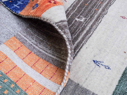 Moderner, Handloom Lori Gabbeh Orientteppich von Khademi aus Wolle mit Bambusseide, grau, mehrfarbig. Nomaden-Design. Produziert in Indien. Größe: 241x169cm. Teppichnummer: KB4-1819. Verkauf durch Jupiter Intl.