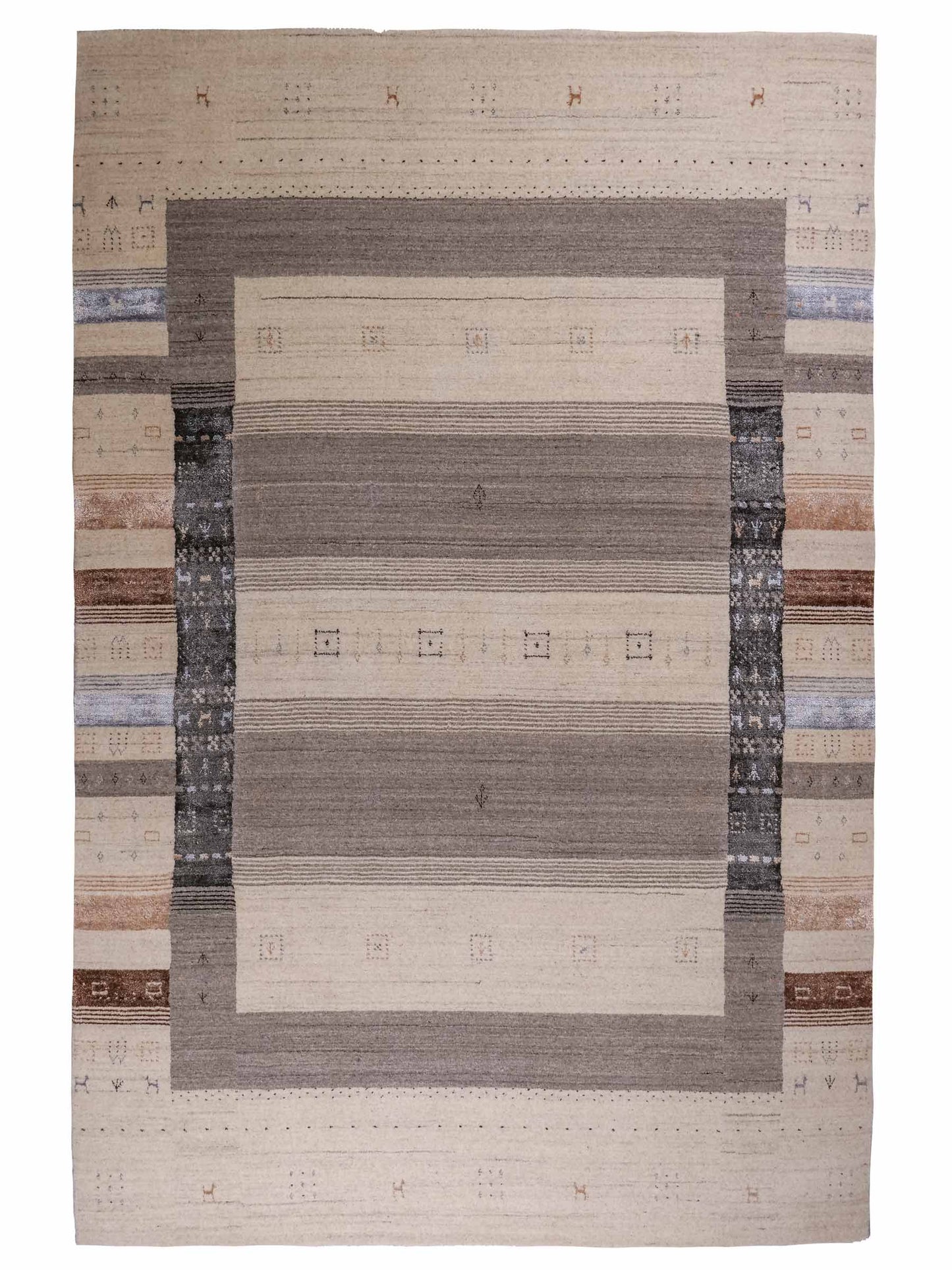 Moderner, Handloom Lori Gabbeh Orientteppich von Khademi aus Wolle mit Bambusseide, cremeweiß, grau, blau, braun. Nomaden-Design. Produziert in Indien. Größe: 241x170cm. Teppichnummer: KB4-1827. Verkauf durch Jupiter Intl.