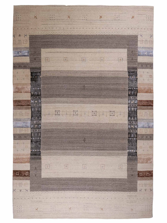 Moderner, Handloom Lori Gabbeh Orientteppich von Khademi aus Wolle mit Bambusseide, cremeweiß, grau, blau, braun. Nomaden-Design. Produziert in Indien. Größe: 241x170cm. Teppichnummer: KB4-1827. Verkauf durch Jupiter Intl.