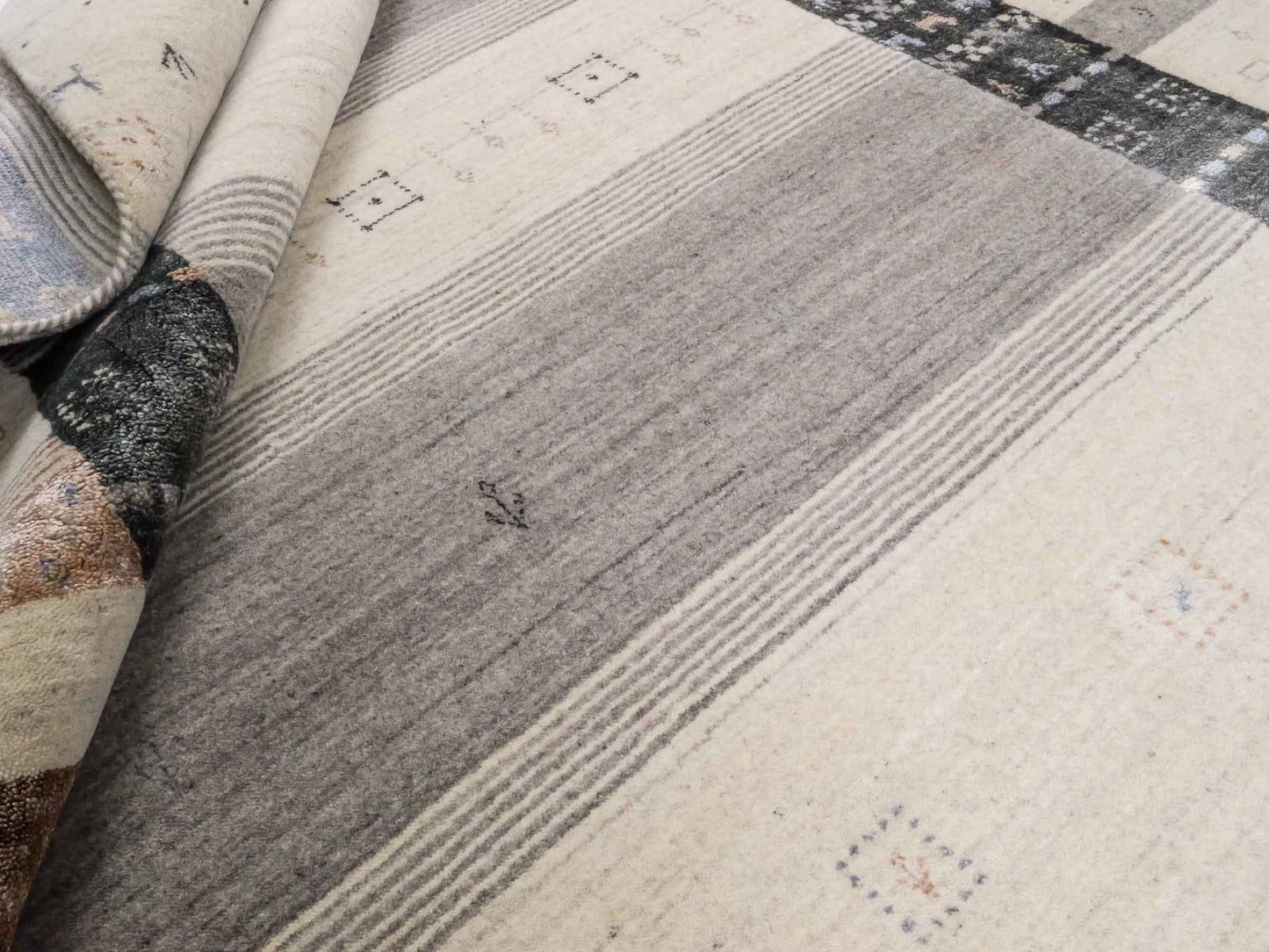 Moderner, Handloom Lori Gabbeh Orientteppich von Khademi aus Wolle mit Bambusseide, cremeweiß, grau, blau, braun. Nomaden-Design. Produziert in Indien. Größe: 241x170cm. Teppichnummer: KB4-1827. Verkauf durch Jupiter Intl.