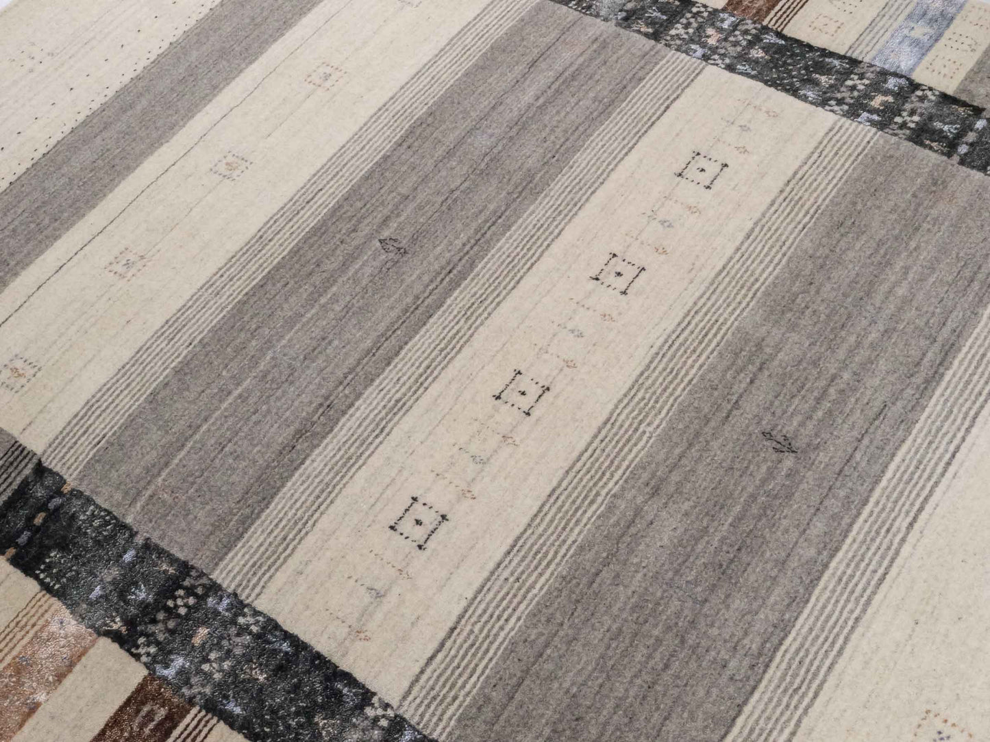 Moderner, Handloom Lori Gabbeh Orientteppich von Khademi aus Wolle mit Bambusseide, cremeweiß, grau, blau, braun. Nomaden-Design. Produziert in Indien. Größe: 241x170cm. Teppichnummer: KB4-1827. Verkauf durch Jupiter Intl.