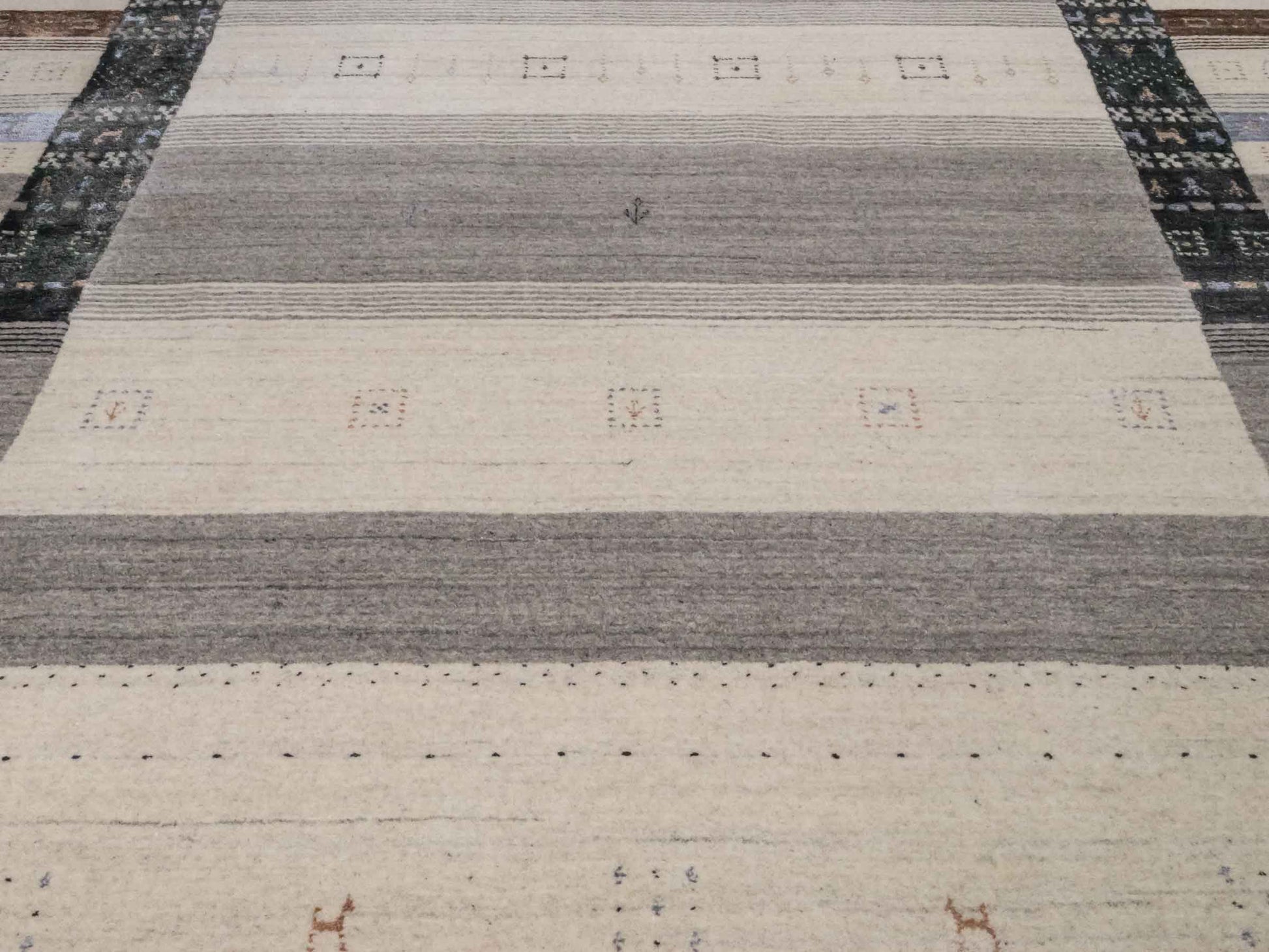Moderner, Handloom Lori Gabbeh Orientteppich von Khademi aus Wolle mit Bambusseide, cremeweiß, grau, blau, braun. Nomaden-Design. Produziert in Indien. Größe: 241x170cm. Teppichnummer: KB4-1827. Verkauf durch Jupiter Intl.