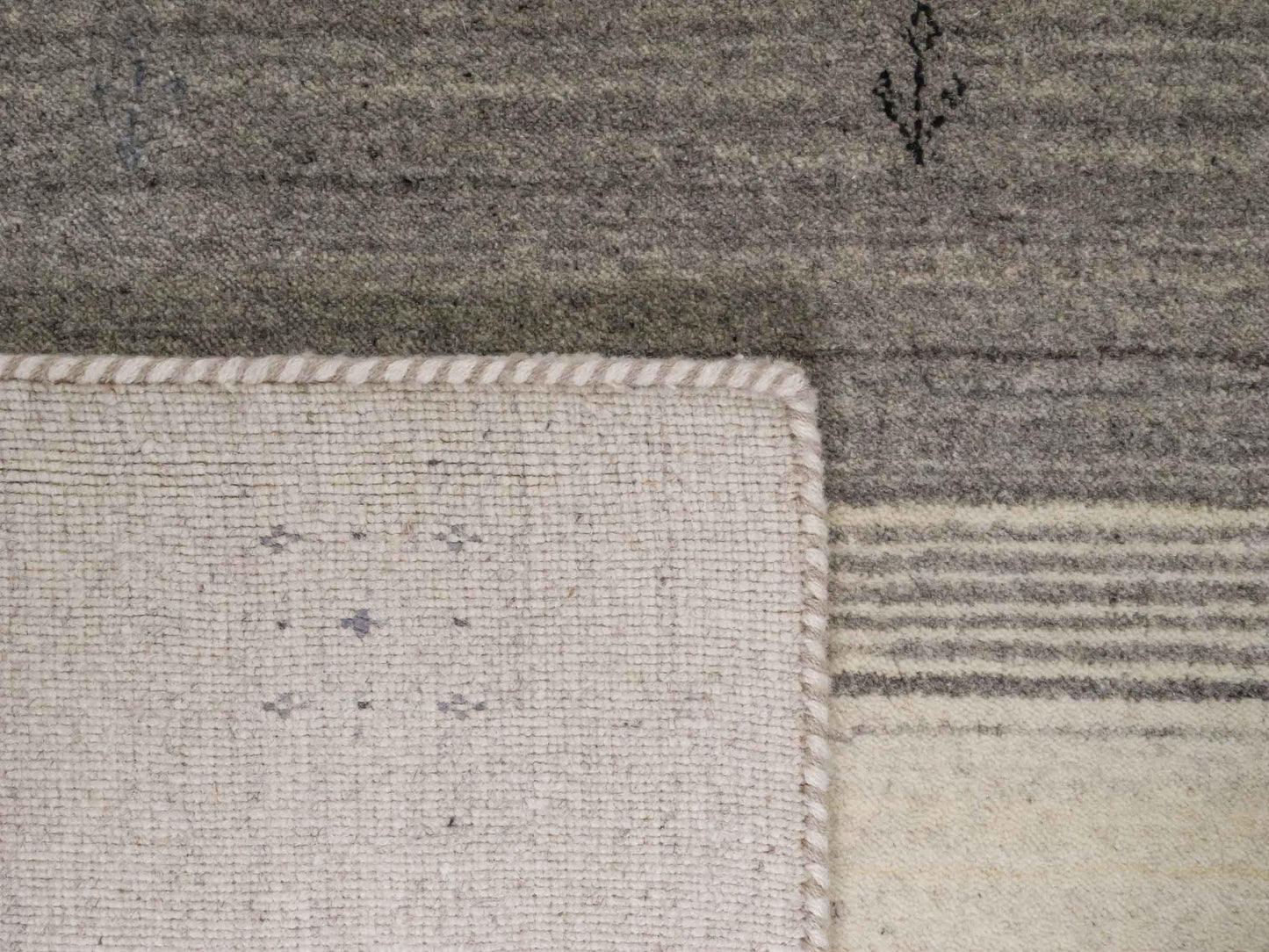 Moderner, Handloom Lori Gabbeh Orientteppich von Khademi aus Wolle mit Bambusseide, cremeweiß, grau, blau, braun. Nomaden-Design. Produziert in Indien. Größe: 241x170cm. Teppichnummer: KB4-1827. Verkauf durch Jupiter Intl.