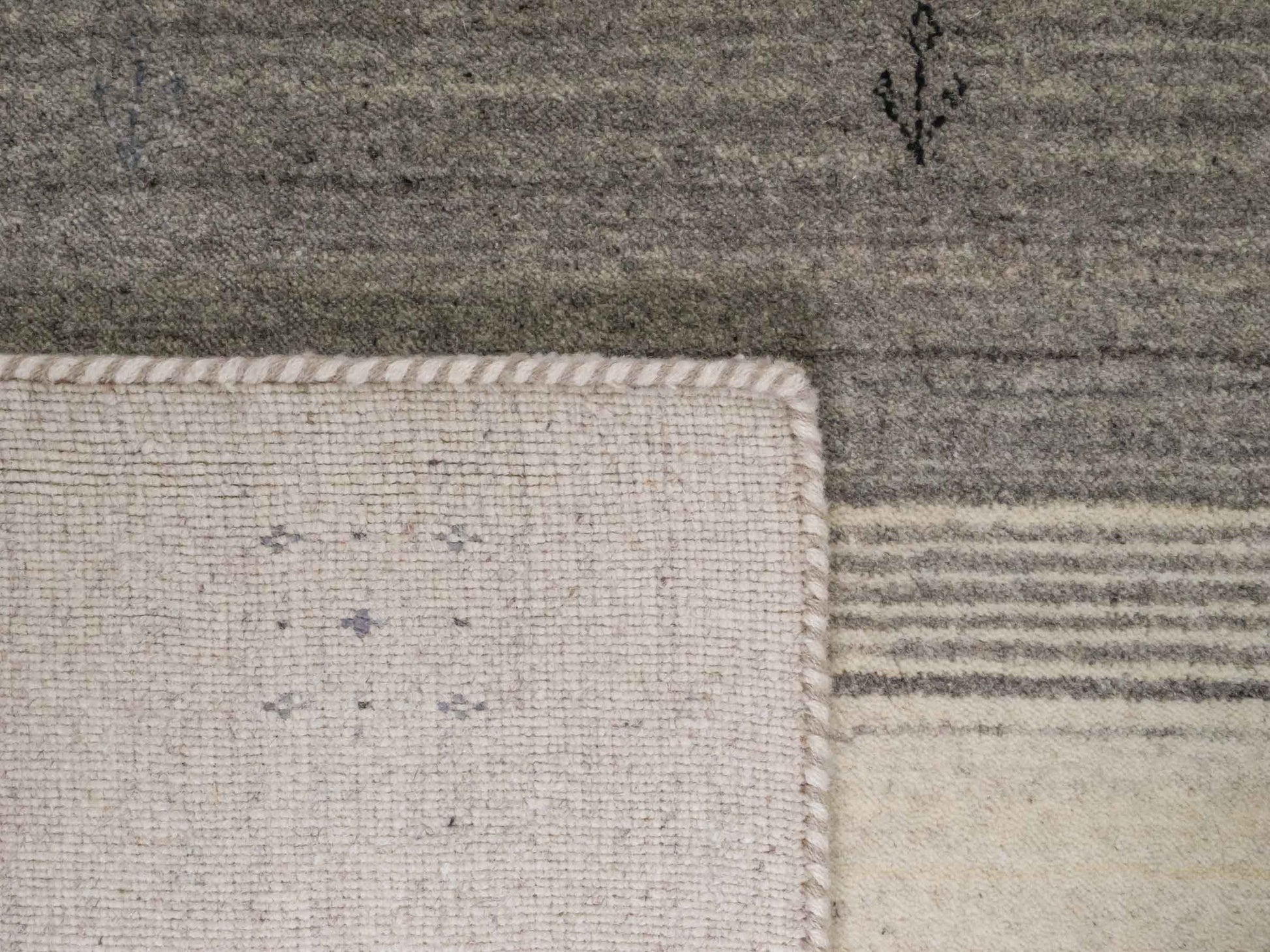 Moderner, Handloom Lori Gabbeh Orientteppich von Khademi aus Wolle mit Bambusseide, cremeweiß, grau, blau, braun. Nomaden-Design. Produziert in Indien. Größe: 241x170cm. Teppichnummer: KB4-1827. Verkauf durch Jupiter Intl.