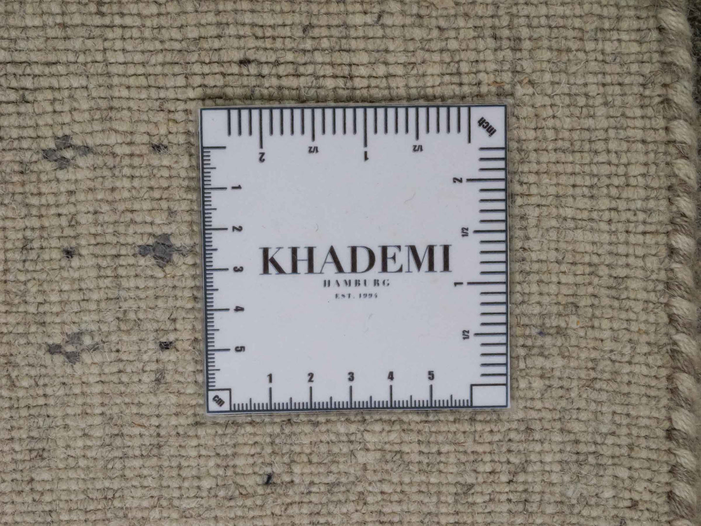 Moderner, Handloom Lori Gabbeh Orientteppich von Khademi aus Wolle mit Bambusseide, cremeweiß, grau, blau, braun. Nomaden-Design. Produziert in Indien. Größe: 241x170cm. Teppichnummer: KB4-1827. Verkauf durch Jupiter Intl.