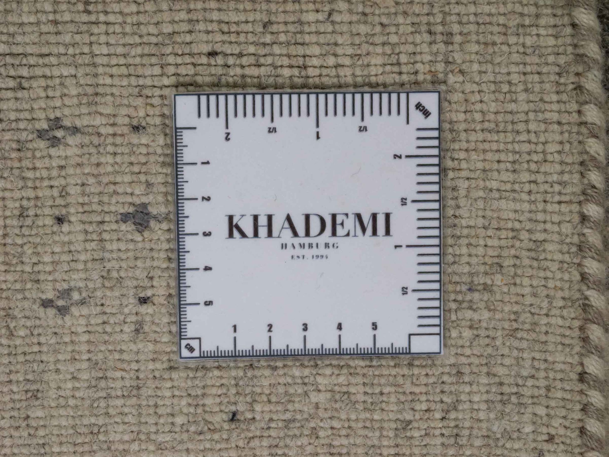 Moderner, Handloom Lori Gabbeh Orientteppich von Khademi aus Wolle mit Bambusseide, cremeweiß, grau, blau, braun. Nomaden-Design. Produziert in Indien. Größe: 241x170cm. Teppichnummer: KB4-1827. Verkauf durch Jupiter Intl.