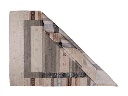 Moderner, Handloom Lori Gabbeh Orientteppich von Khademi aus Wolle mit Bambusseide, cremeweiß, grau, blau, braun. Nomaden-Design. Produziert in Indien. Größe: 241x170cm. Teppichnummer: KB4-1827. Verkauf durch Jupiter Intl.