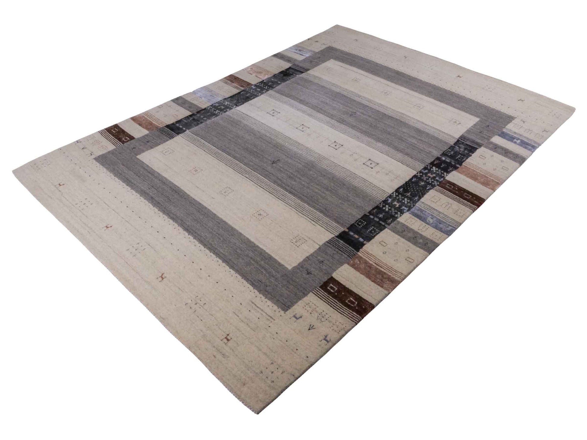 Moderner, Handloom Lori Gabbeh Orientteppich von Khademi aus Wolle mit Bambusseide, cremeweiß, grau, blau, braun. Nomaden-Design. Produziert in Indien. Größe: 241x170cm. Teppichnummer: KB4-1827. Verkauf durch Jupiter Intl.