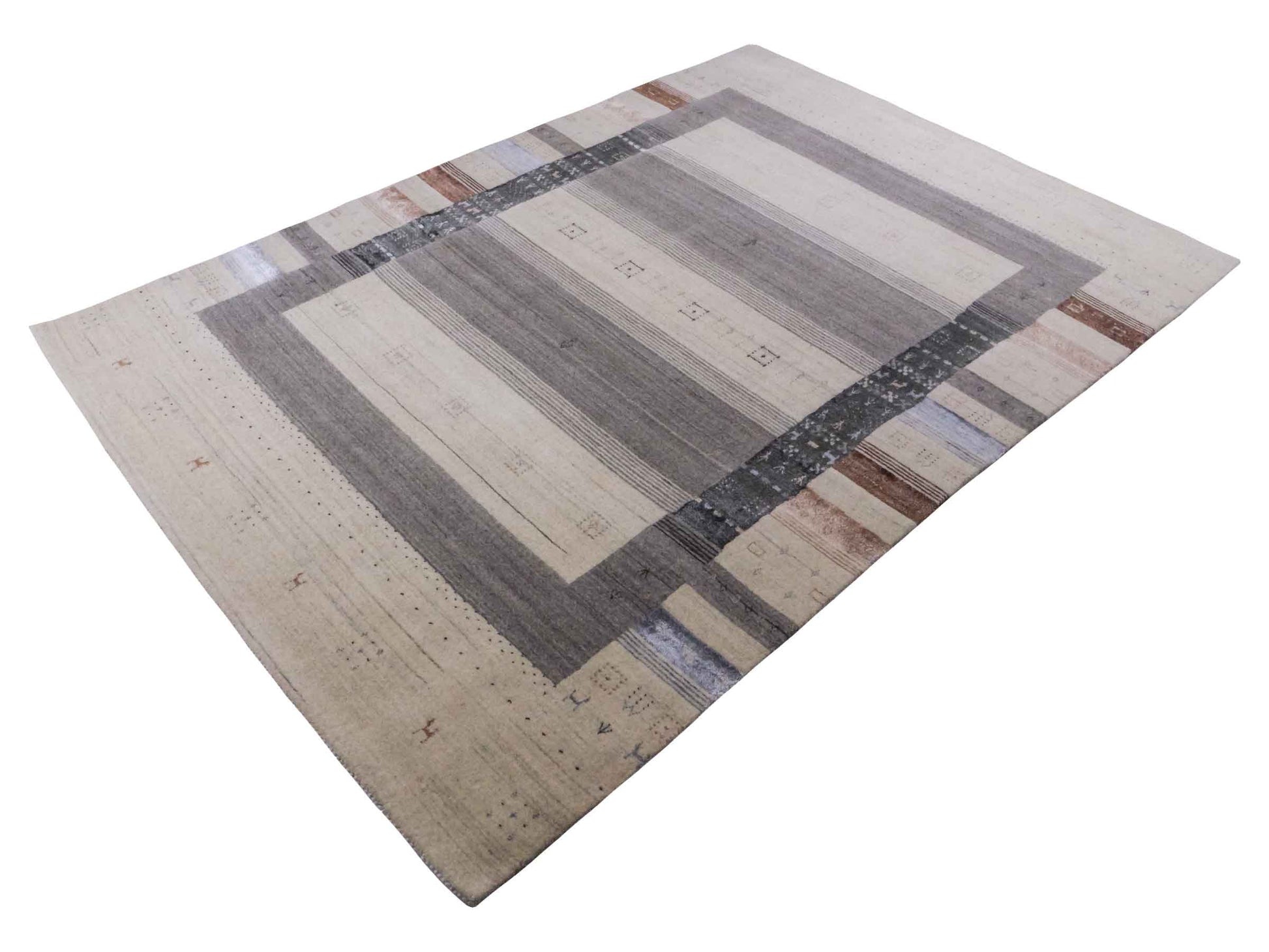 Moderner, Handloom Lori Gabbeh Orientteppich von Khademi aus Wolle mit Bambusseide, cremeweiß, grau, blau, braun. Nomaden-Design. Produziert in Indien. Größe: 241x170cm. Teppichnummer: KB4-1827. Verkauf durch Jupiter Intl.