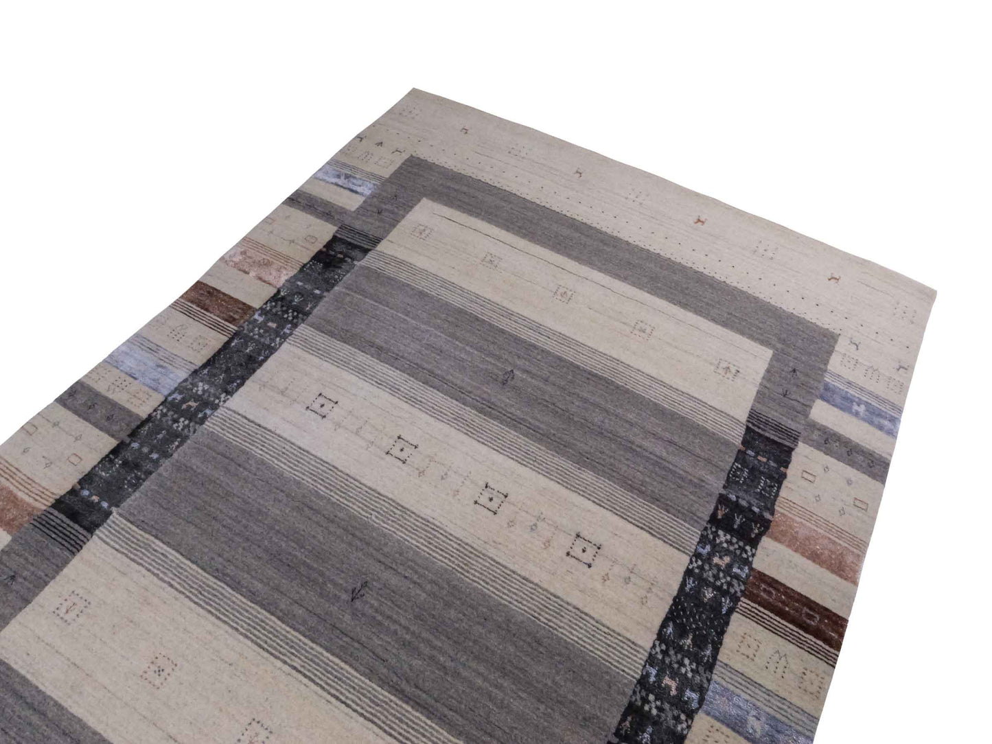 Moderner, Handloom Lori Gabbeh Orientteppich von Khademi aus Wolle mit Bambusseide, cremeweiß, grau, blau, braun. Nomaden-Design. Produziert in Indien. Größe: 241x170cm. Teppichnummer: KB4-1827. Verkauf durch Jupiter Intl.