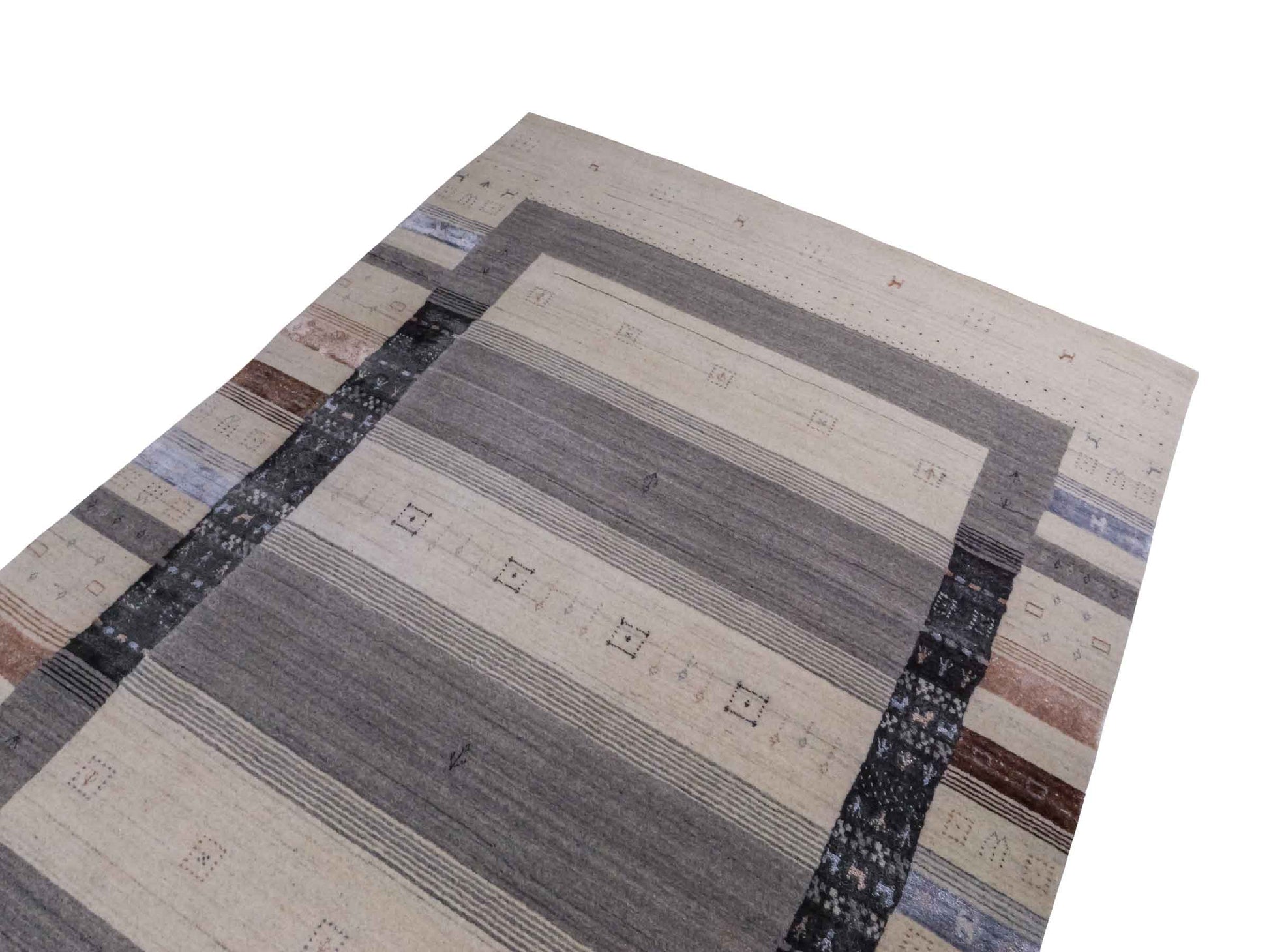 Moderner, Handloom Lori Gabbeh Orientteppich von Khademi aus Wolle mit Bambusseide, cremeweiß, grau, blau, braun. Nomaden-Design. Produziert in Indien. Größe: 241x170cm. Teppichnummer: KB4-1827. Verkauf durch Jupiter Intl.