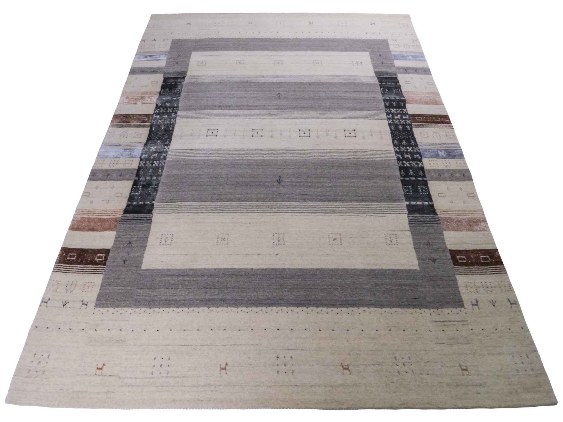 Moderner, Handloom Lori Gabbeh Orientteppich von Khademi aus Wolle mit Bambusseide, cremeweiß, grau, blau, braun. Nomaden-Design. Produziert in Indien. Größe: 241x170cm. Teppichnummer: KB4-1827. Verkauf durch Jupiter Intl.