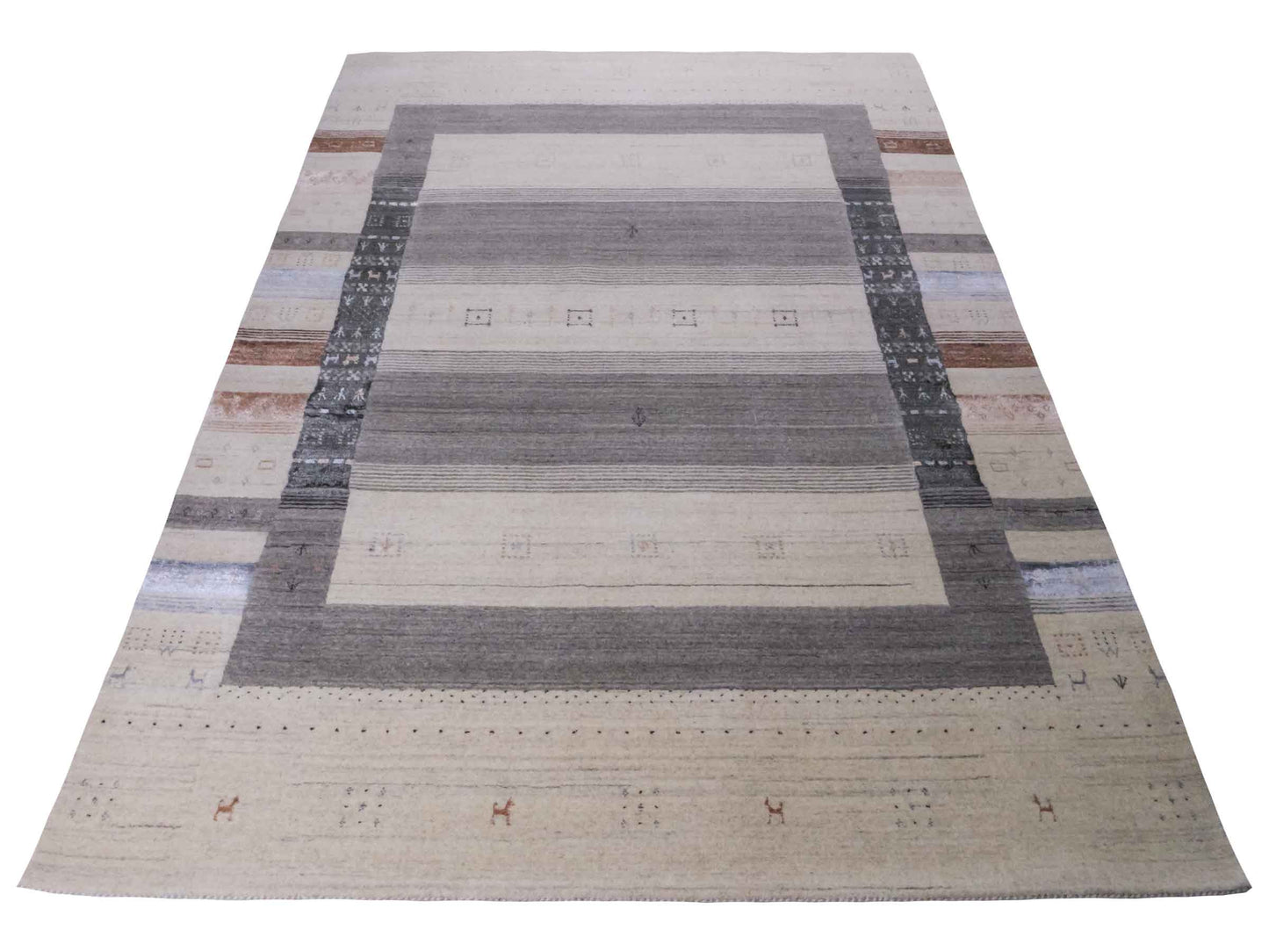 Moderner, Handloom Lori Gabbeh Orientteppich von Khademi aus Wolle mit Bambusseide, cremeweiß, grau, blau, braun. Nomaden-Design. Produziert in Indien. Größe: 241x170cm. Teppichnummer: KB4-1827. Verkauf durch Jupiter Intl.