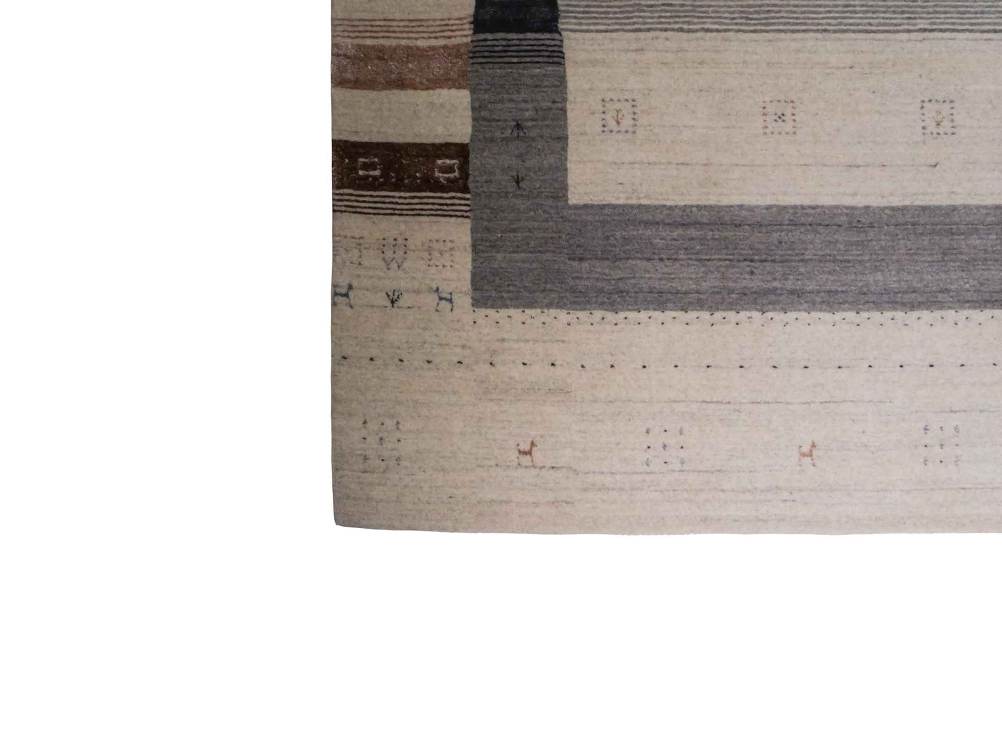 Moderner, Handloom Lori Gabbeh Orientteppich von Khademi aus Wolle mit Bambusseide, cremeweiß, grau, blau, braun. Nomaden-Design. Produziert in Indien. Größe: 241x170cm. Teppichnummer: KB4-1827. Verkauf durch Jupiter Intl.