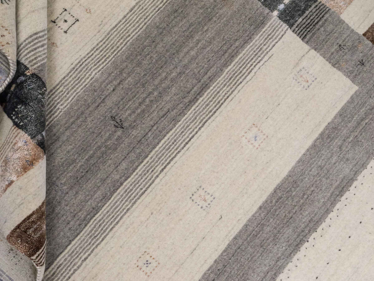 Moderner, Handloom Lori Gabbeh Orientteppich von Khademi aus Wolle mit Bambusseide, cremeweiß, grau, blau, braun. Nomaden-Design. Produziert in Indien. Größe: 241x170cm. Teppichnummer: KB4-1827. Verkauf durch Jupiter Intl.
