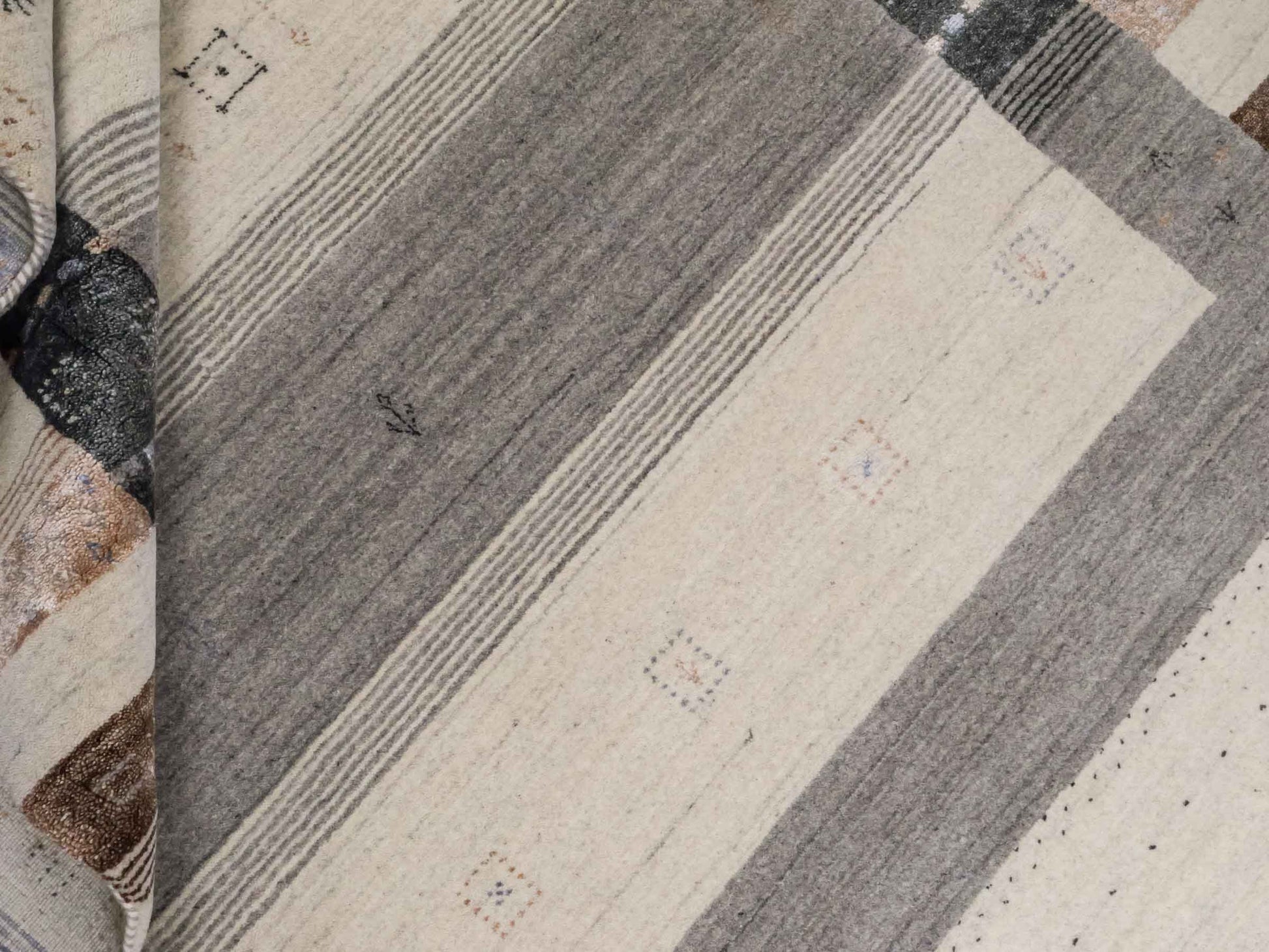 Moderner, Handloom Lori Gabbeh Orientteppich von Khademi aus Wolle mit Bambusseide, cremeweiß, grau, blau, braun. Nomaden-Design. Produziert in Indien. Größe: 241x170cm. Teppichnummer: KB4-1827. Verkauf durch Jupiter Intl.