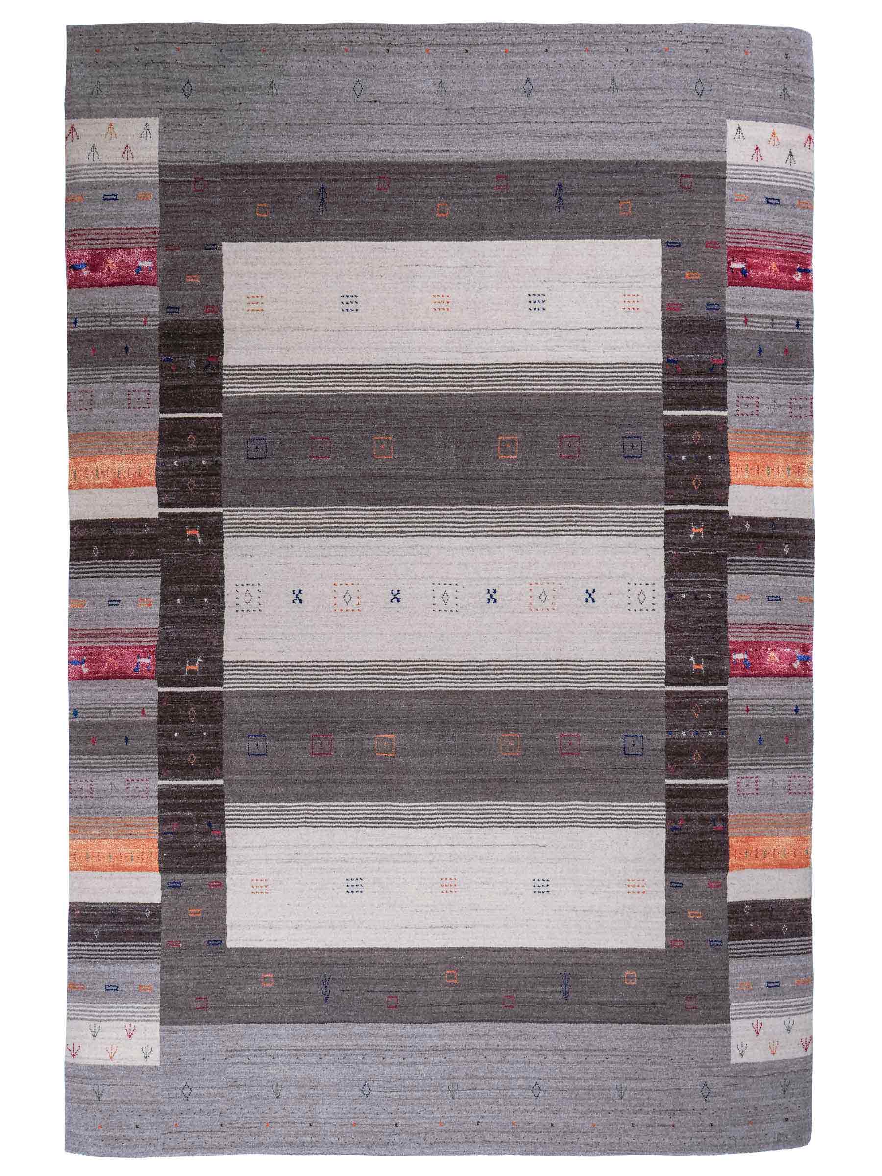 Moderner, Handloom Lori Gabbeh Orientteppich von Khademi aus Wolle mit Bambusseide, grau, mehrfarbig. Nomaden-Design. Produziert in Indien. Größe: 241x171cm. Teppichnummer: KB4-1813. Verkauf durch Jupiter Intl.