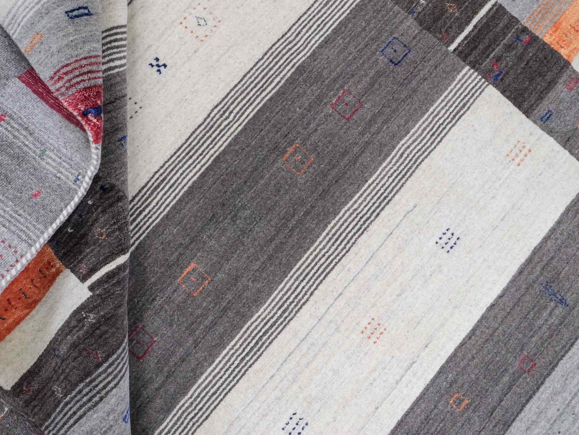 Moderner, Handloom Lori Gabbeh Orientteppich von Khademi aus Wolle mit Bambusseide, grau, mehrfarbig. Nomaden-Design. Produziert in Indien. Größe: 241x171cm. Teppichnummer: KB4-1813. Verkauf durch Jupiter Intl.